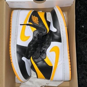 WMNS AIR JORDAN 1 MID